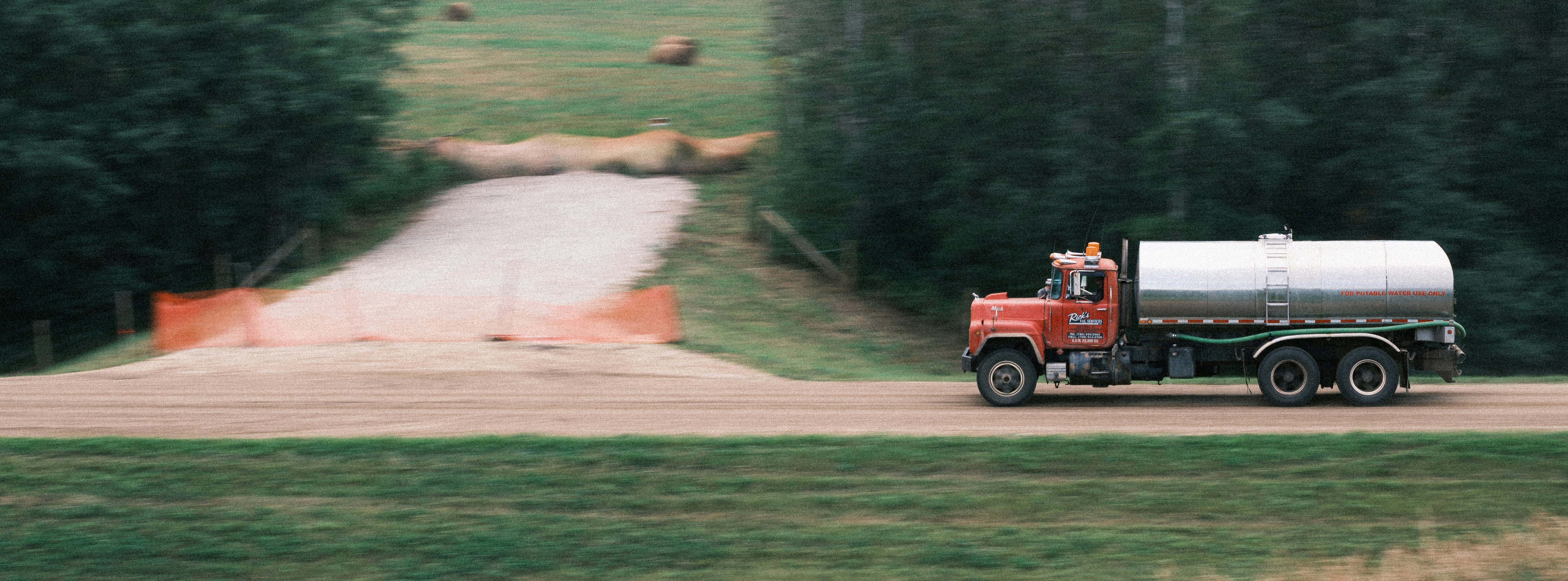 Caminhão pipa executando seviço de Controle de Poeira em Obras na Comercial PF